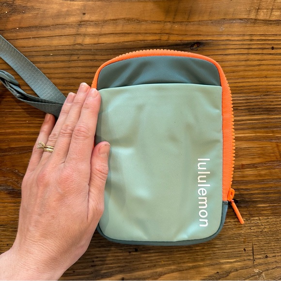 NWOT Lululemon Easy Access Crossbody bag - Picture 4 of 7